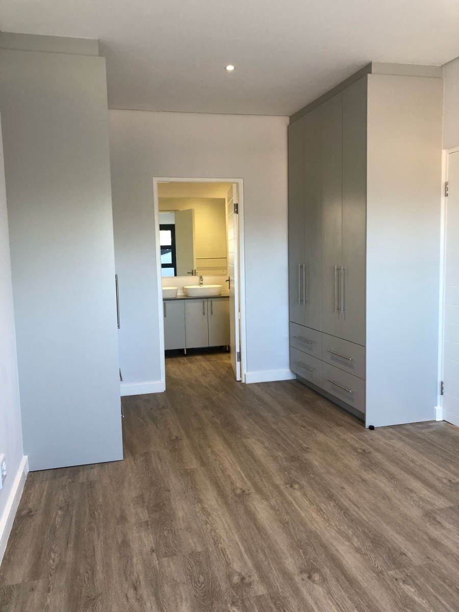 To Let 4 Bedroom Property for Rent in Somerset Ridge Western Cape